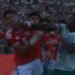 O momento que Rafael Leão é expulso com vermelho direto após agredir um jogador do Chile já é viral
