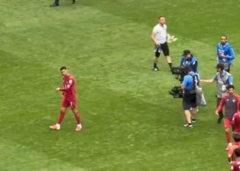 Ronaldo abandona o relvado sozinho e antes dos colegas após empate