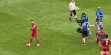 Ronaldo abandona o relvado sozinho e antes dos colegas após empate