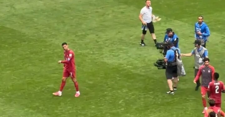 Ronaldo abandona o relvado sozinho e antes dos colegas após empate