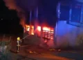 Incêndio “muito violento” em prédio na Feira deixa 15 desalojados