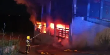 Incêndio “muito violento” em prédio na Feira deixa 15 desalojados
