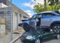 Carro voa e aterra em cima de outro que ficou esmagado