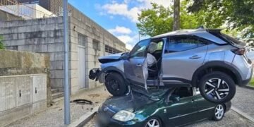 Carro voa e aterra em cima de outro que ficou esmagado