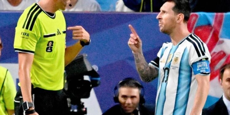 “Não me faltes ao respeito”. Messi confronta árbitro João Pinheiro durante jogo contra Suíça